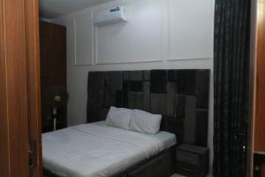 a bed with white sheets and pillows in a room at Luxury 4 bedroom fully detached duplex in Lekki