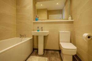 Et badeværelse på Sidemersey Livings - 2 Bedroom Central Apartment with views