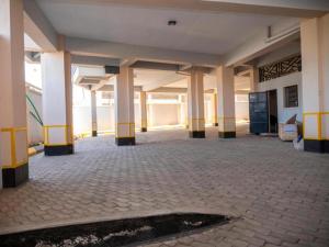 Havana Cottages-Hyrax Deluxe Master في ناكورو: مبنى فارغ ذو أعمدة صفراء وبيضاء +11 صورة