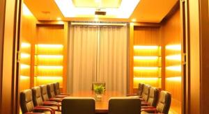 ein Konferenzraum mit einem langen Tisch und Stühlen in der Unterkunft Jinjiang Metropolo Hotel - Taiyuan Economic Development Zone in Taiyuan