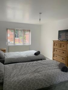 3 Bedroom Contractor house Glebe في ريتفورد: غرفة نوم بسريرين وخزانة ونافذة