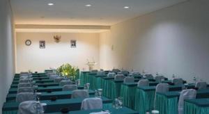 Großes Zimmer mit blauen Tischen und weißen Stühlen in der Unterkunft Losari Sunset Hotel in Kuta + 153 Fotos