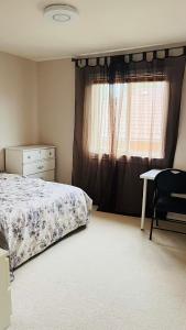una camera da letto con un letto, una scrivania e una finestra di warm house2 a Coquitlam