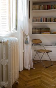 une chambre avec un radiateur, une chaise et une fenêtre dans l'établissement LE 50 luxury apartment, à Moulins