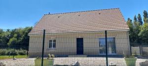 un edificio detrás de una valla delante en Gîte les lys à Lignières Chatelain, en Lignières-Châtelain 8 fotos más