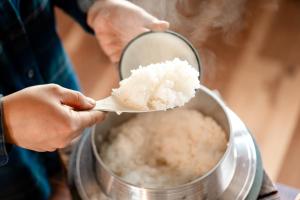 a person holding a piece of white rice in a pot at Casa de Mano - Vacation STAY 21638v in Mihara +15 photos
