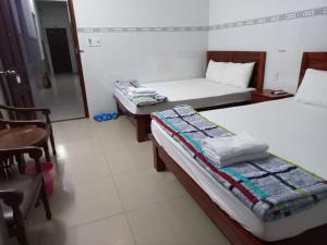 Giường trong phòng chung tại Nhà nghỉ KIM VÀNG