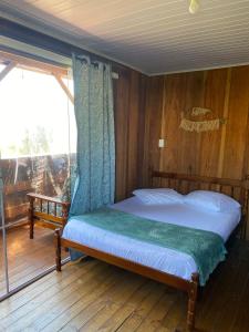 Ένα ή περισσότερα κρεβάτια σε δωμάτιο στο Sobrado Gruta da Ale e do Thiago Ilha do Mel Encantadas