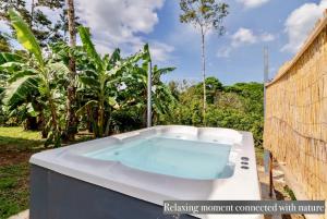 un jacuzzi en un jardín con árboles en Reserva Atmosfëre, en Upala 38 fotos más