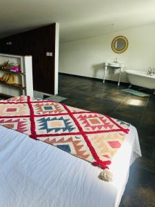 Ένα ή περισσότερα κρεβάτια σε δωμάτιο στο Chambre petite île