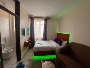 MachakosにあるPearl Studioのベッドルーム1室(緑色の照明付きのベッド1台付)