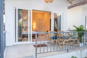 un balcone con tavolo e sedie di Agonda Brown Sand ad Agonda Altre 38 foto