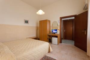 TV a/nebo společenská místnost v ubytování Parking Hotel Giardino