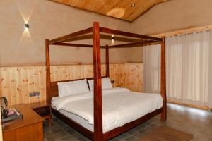 Un pat sau paturi într-o cameră la The Meemos Cafe And Cottages +26 fotografii