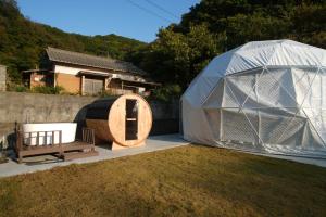 una tenda e una vasca di legno in un cortile di Awaji Play Resort a Minamiawaji