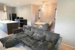 un soggiorno con un divano e un tavolo di Awaji Play Resort a Minamiawaji