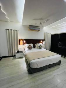 Ένα ή περισσότερα κρεβάτια σε δωμάτιο στο Luxe Loop