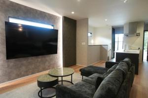 un soggiorno con divano e TV a schermo piatto di Awaji Play Resort a Minamiawaji