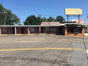 un aparcamiento vacío frente a un edificio en Best Value Inn Motel Sandusky, en Marianna