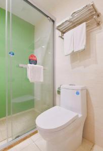 Un baño de GreenTree Inn Nantong Zhangzhishan Town Deli Plaza Express Hotel