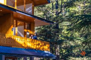 Zostel Kasol, Main Market في كاسول: شخصين واقفين على شرفة منزل +26 صورة