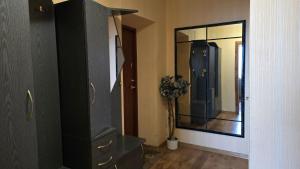 einen Flur mit einer Kommode und einem großen Spiegel in der Unterkunft BuTaS TaUrAgEje in Tauragė