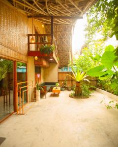 eine Lobby eines Gebäudes mit vielen Pflanzen in der Unterkunft Happiness Native Villa in El Nido
