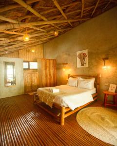 ein Schlafzimmer mit einem großen Bett in einem Zimmer in der Unterkunft Happiness Native Villa in El Nido