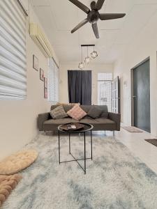 Χώρος καθιστικού στο 11Acozy#6pax#singlestoreyhouseAlmaBukitMertajam