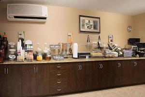 Η κουζίνα ή μικρή κουζίνα στο Sleep Inn Marion - Cedar Rapids