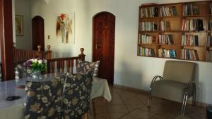 a living room filled with furniture and a table at Pousada Sognares in Guarulhos