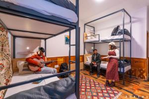 Zostel Kasol, Main Market في كاسول: مجموعة من الناس في غرفة مع سرير بطابقين