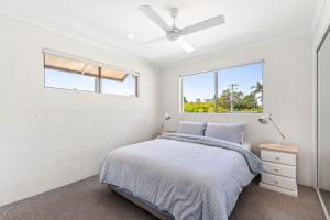 Giường trong phòng chung tại Noosaville Riverside Hideaway Lush gardens & River +2 ảnh