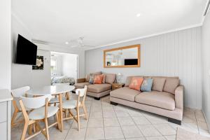 Khu vực ghế ngồi tại Noosaville Riverside Hideaway Lush gardens & River