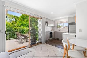 Nhà bếp/bếp nhỏ tại Noosaville Riverside Hideaway Lush gardens & River