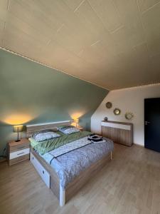 青斯特Haus Shaanti的房间里有一张大床的卧室