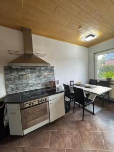 青斯特Haus Shaanti的带炉灶和桌椅的厨房