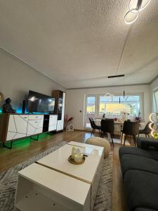 青斯特Haus Shaanti的客厅里有一张沙发和一张桌子。