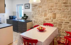 Køkken eller tekøkken på Nice Home In Selce With House Sea View