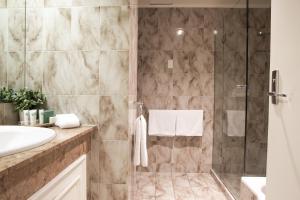 Bathroom sa Hotel Richmond on Rundle Mall