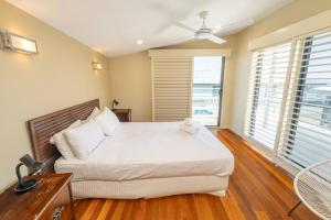 En eller flere senge i et værelse på Warragi 5 - Sleeps 8 - Pool - Ocean Views