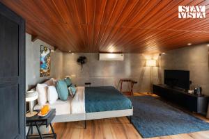 Μια τηλεόραση ή/και κέντρο ψυχαγωγίας στο StayVista at Sasha Farms in Roha with Pool, WiFi +30 φωτογραφίες