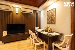 Χώρος καθιστικού στο StayVista at Sasha Farms in Roha with Pool, WiFi