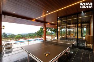 Πινγκ πονγκ στο StayVista at Sasha Farms in Roha with Pool, WiFi ή εκεί κοντά