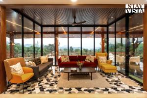 Χώρος καθιστικού στο StayVista at Sasha Farms in Roha with Pool, WiFi