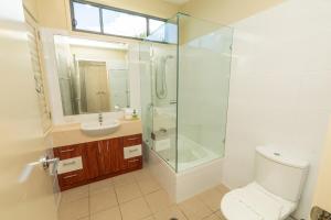 Et badeværelse på Warragi 5 - Sleeps 8 - Pool - Ocean Views + 12 billeder