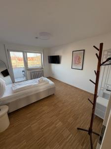 Altstadtperle Ettlingen mit Smart TV und WLAN في إيتلينغن: غرفة نوم بها سرير وتلفزيون