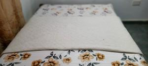 uma cama com uma almofada com flores em Thika bnb for rental em Thika