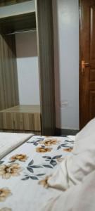 uma cama com um cobertor com flores em Thika bnb for rental em Thika