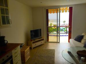 Μια τηλεόραση ή/και κέντρο ψυχαγωγίας στο Sea View at Park Santiago Apartment